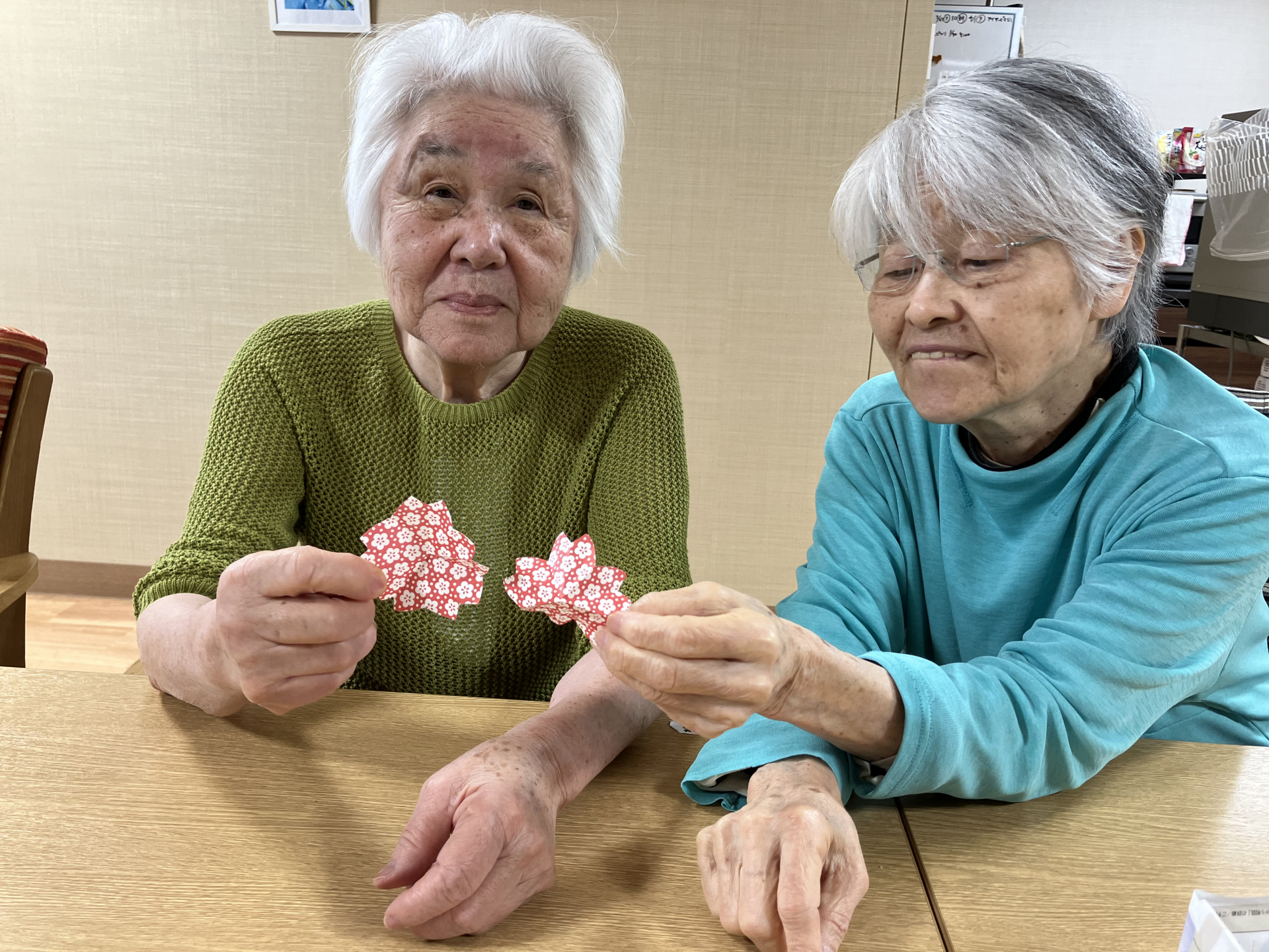 3階 折り紙で桜の花を折る｜福祉・介護・支援 社会福祉法人 奉優会（ほうゆうかい）