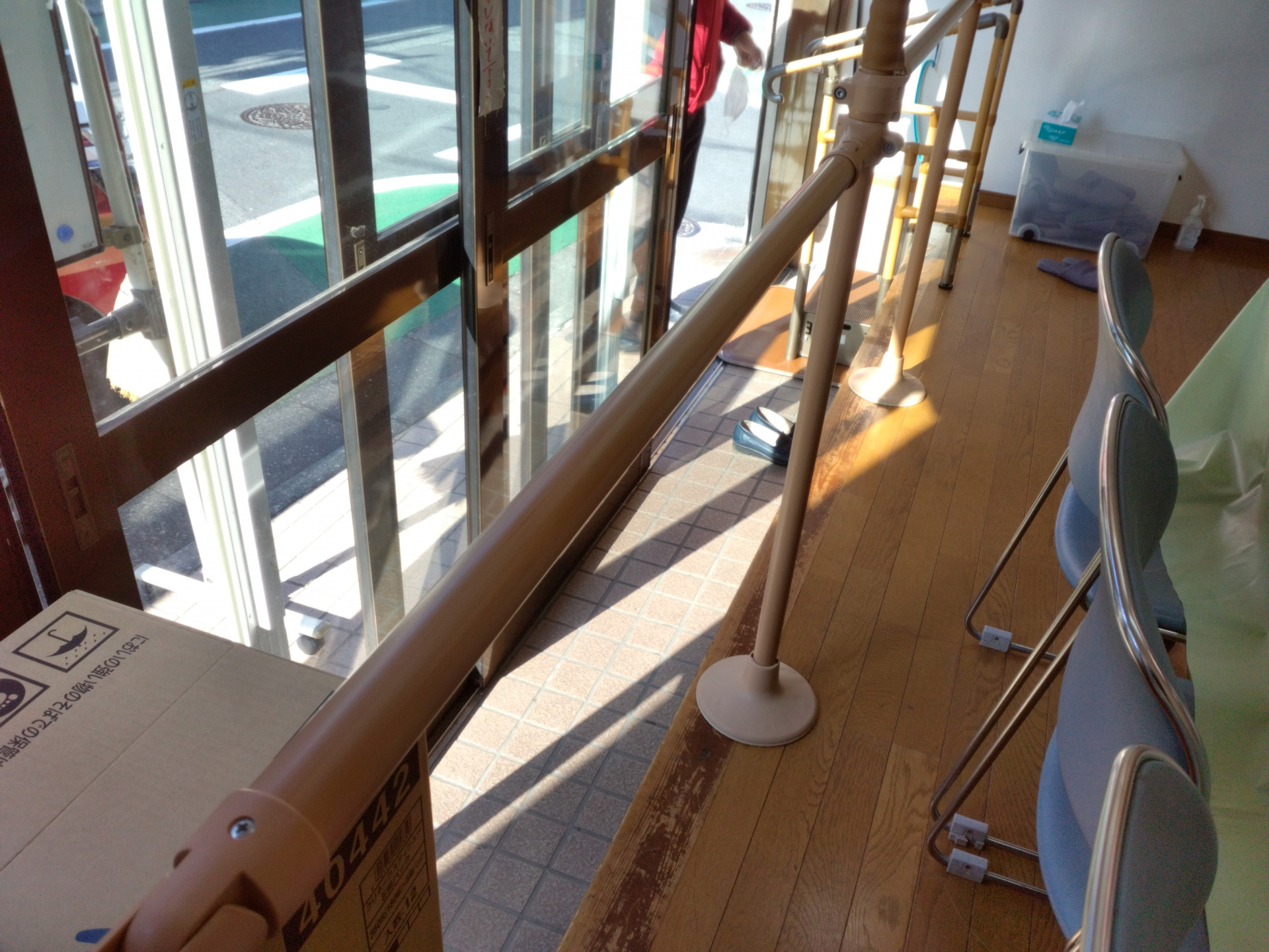 長い大きな手すり。