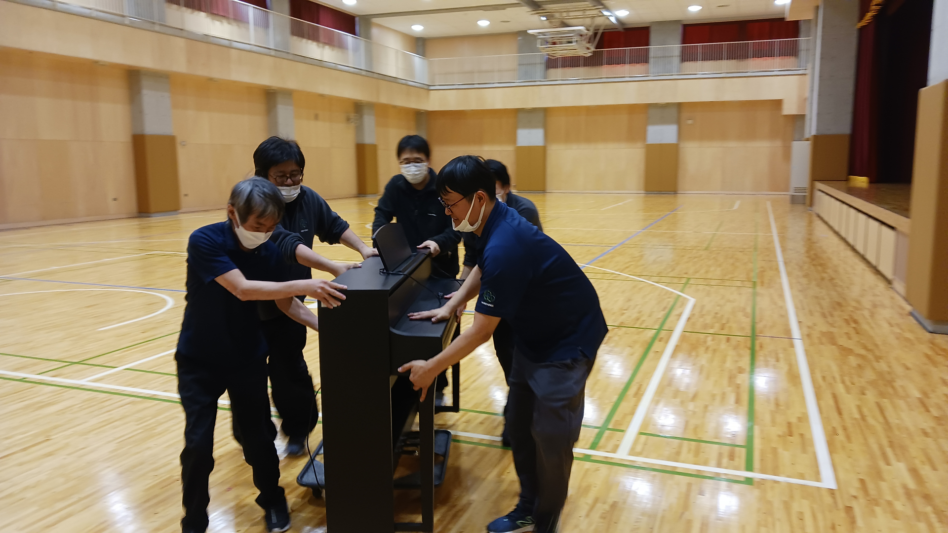 重いピアノを運んでくれた介護士さんたちありがとう！