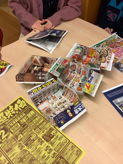 チラシでゴミ箱を作りました❣