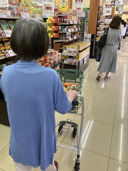 今日の夕食の材料買います。