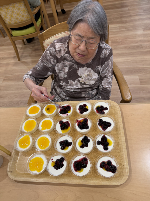 最近は過ごしやすい天気が続いていて、今日は利用者さんと一緒にパンナコッタ作り甘い香りに包まれて、笑顔あふれる楽しい時間になりました。下馬の家のタインです。
