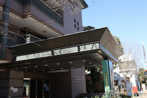 施設玄関前